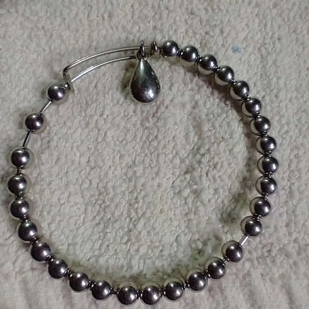 Silvertone beaded wire bracelet